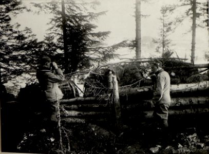 Artilleriebeobachter am Stützpunkt 39. Aufgenommen im Mai 1916. (BildID 15533790)