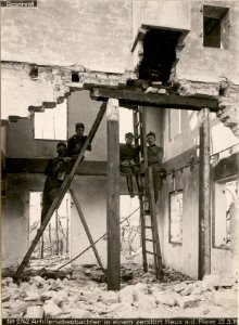 Artilleriebeobachter in einem zerstört. Haus a.d. Piave 22.3.18. (BildID 15616827)
