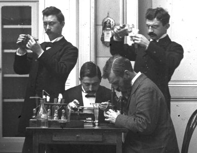 Artsen in laboratorium van Gasthuis Calvariënberg, 1895-96 (RHCL, VKG 084) (cropped)