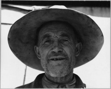 Arvin, Kern County, California. Portrait of Oklahoma Charlie. A single man now living in California. . . . - NARA - 521657