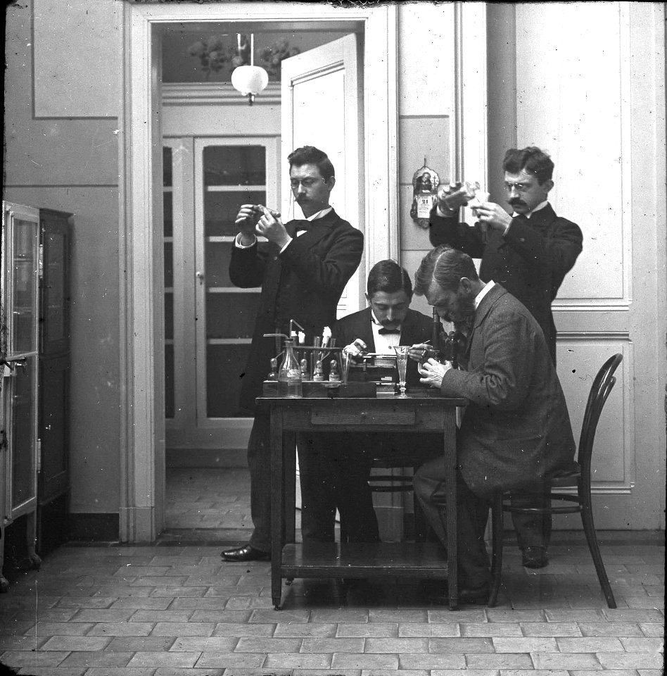 Artsen in laboratorium van Gasthuis Calvariënberg, 1895-96 (RHCL, VKG 084)