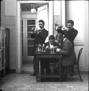 Artsen in laboratorium van Gasthuis Calvariënberg, 1895-96 (RHCL, VKG 084)