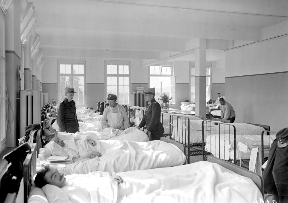 Arztvisite im grossen Krankensaal der Etappensanitätsanstalt - CH-BAR - 3238456