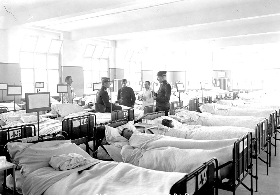 Arztvisite im Krankensaal der Etappensanitätsanstalt Zofingen - CH-BAR - 3238454