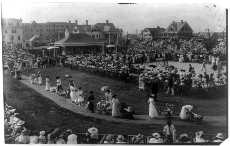 Asbury Park, New Jersey, baby parade with general scene in court LCCN90705903