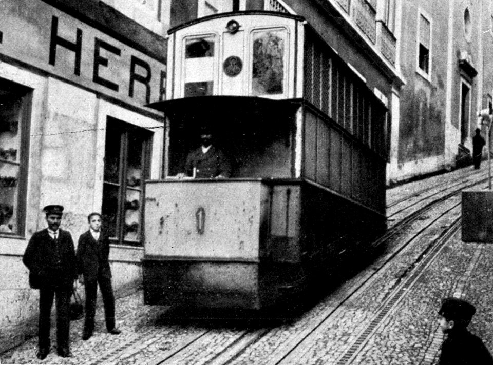 Ascensor do Lavra em 1909, foto de Joshua Benoliel