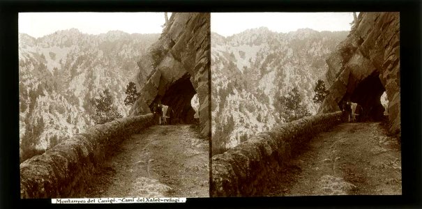 Ase a l'entrada d'una cova en el camí al refugi del Canigó