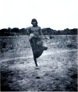 Ashluslay; man i vilställning på ett ben. El Gran Chaco. Bolivia - SMVK - 0072.0036