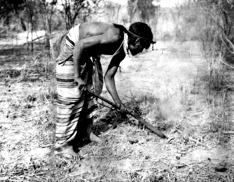 Ashluslay; man med spade, jordbrukare. El Gran Chaco, Gran Chaco. Bolivia - SMVK - 004682