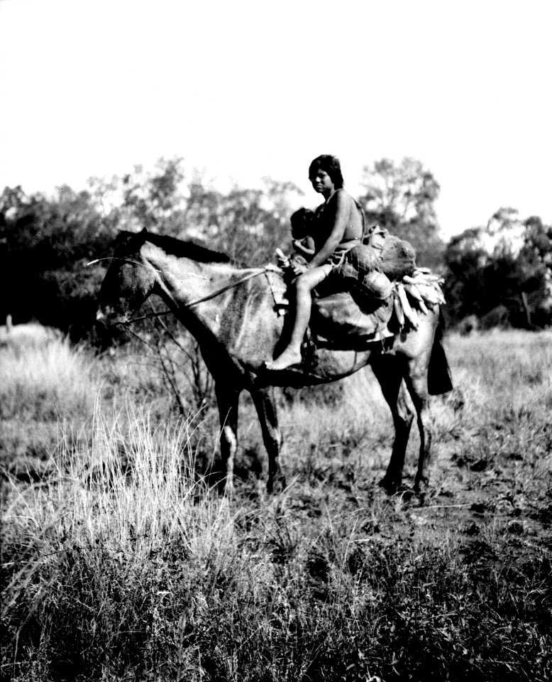 Ashluslay; kvinna, flyttande med familjens bohag, på häst. El Gran Chaco, Gran Chaco. Bolivia - SMVK - 004662