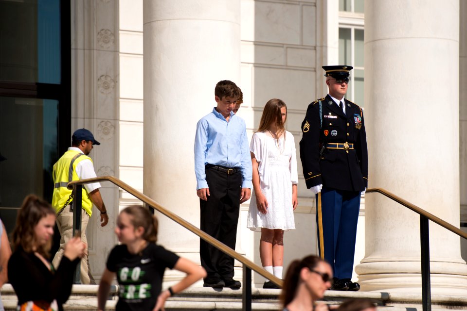 Ashland Middle School lays a wreath at the Tomb of the Unknown Soldier in Arlington National Cemetery, June 20, 2016, in Arlington, Va. (27188686104)