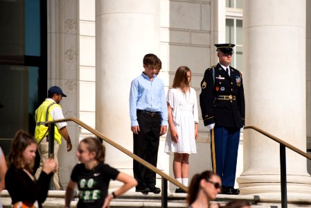 Ashland Middle School lays a wreath at the Tomb of the Unknown Soldier in Arlington National Cemetery, June 20, 2016, in Arlington, Va. (27188686104)