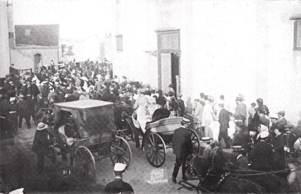 Asistentes á praza de touros en carruaxe