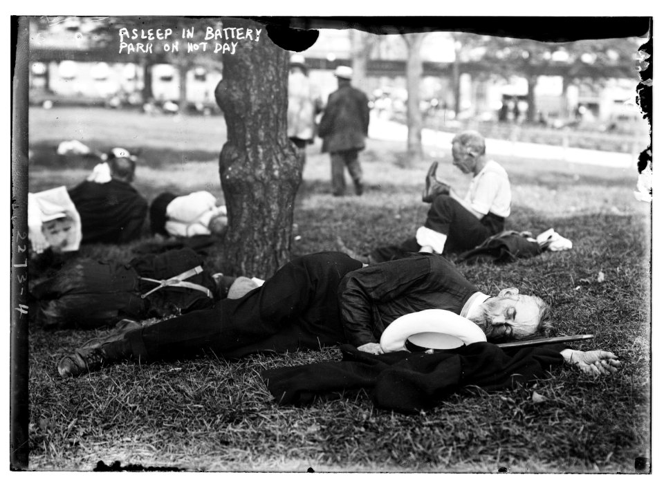 Asleep in Battery Park on hot day LCCN2014689614
