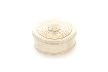 Ask med lock, av elfenben, något oval med blomblad på locket - Skoklosters slott - 92180