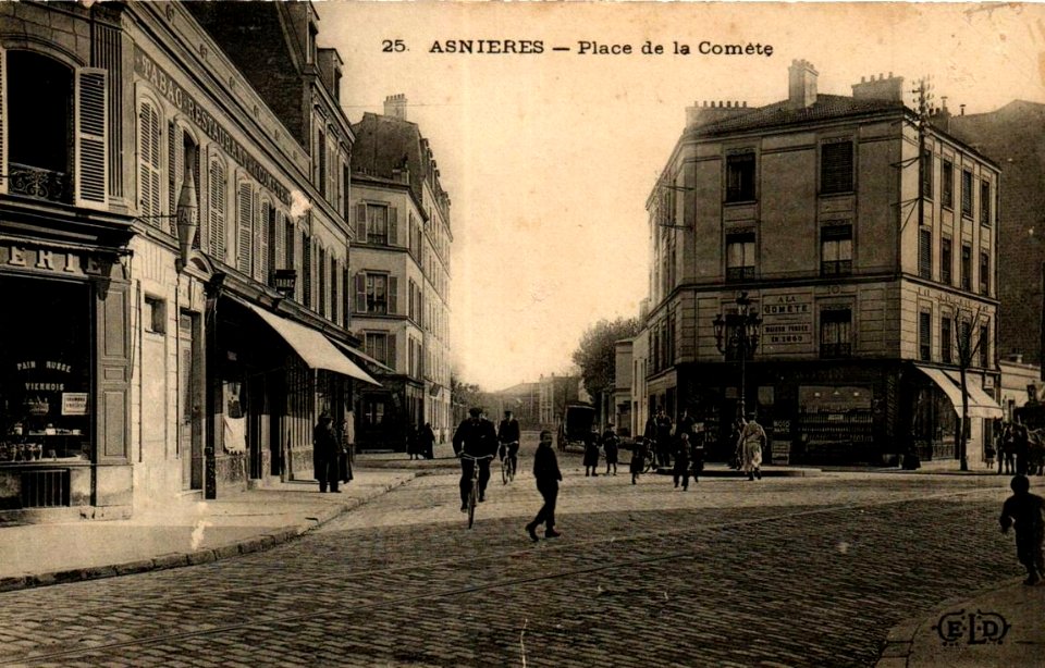 Asnières-sur-Seine.Place de la Comète.Bicyclette