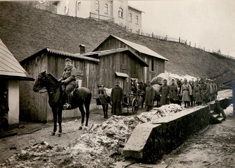 Assanierungskolonne Nr, 1.Versitzgruben. Auf dem Marsch. (BildID 15798579)