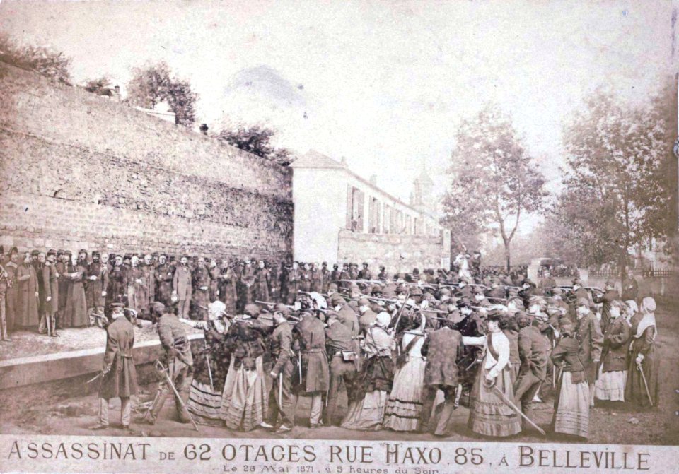 Assassinat de 62 otages rue Haxo 85 à Belleville. Le 26 mai 1871 à 5 heures du Soir Eugène Appert 1871 (cropped)