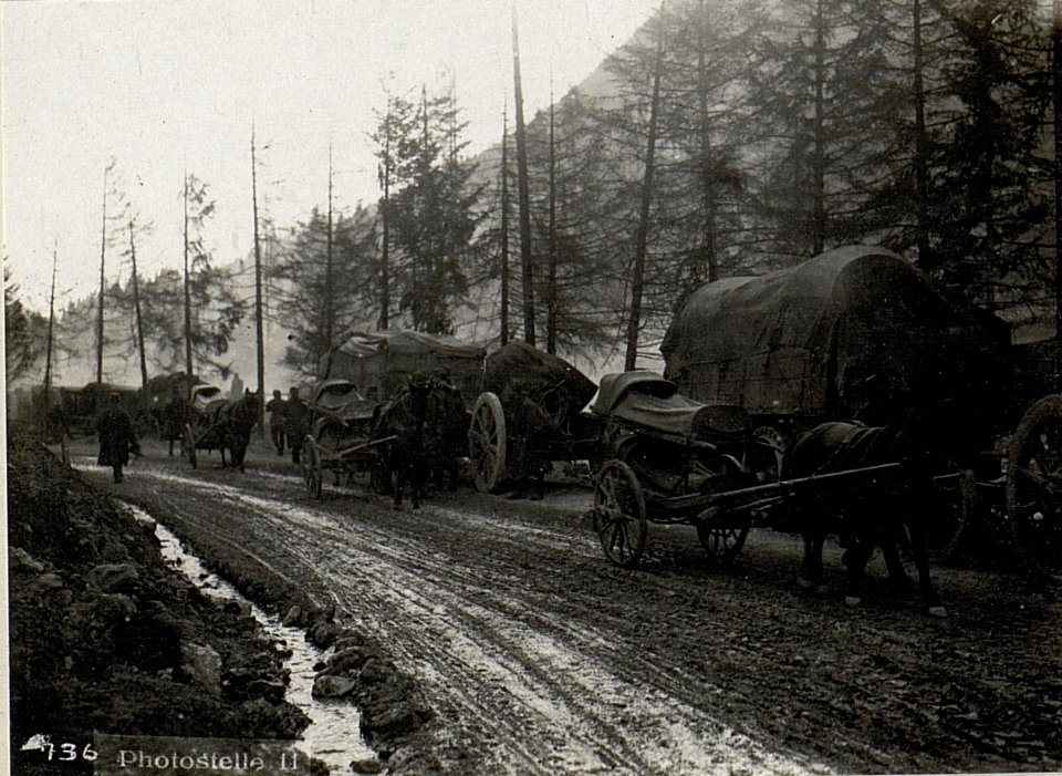 Assatal südlich .¤981. Verwundetentransport und 24 cm Mörser mit Autotransport. (BildID 15635500)