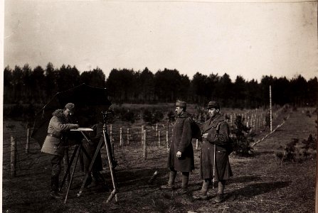 Ass.Löwy bei der Arbeit in Batijow, 4. Kriegsvermessung. (1-III.18.) (BildID 15712844)