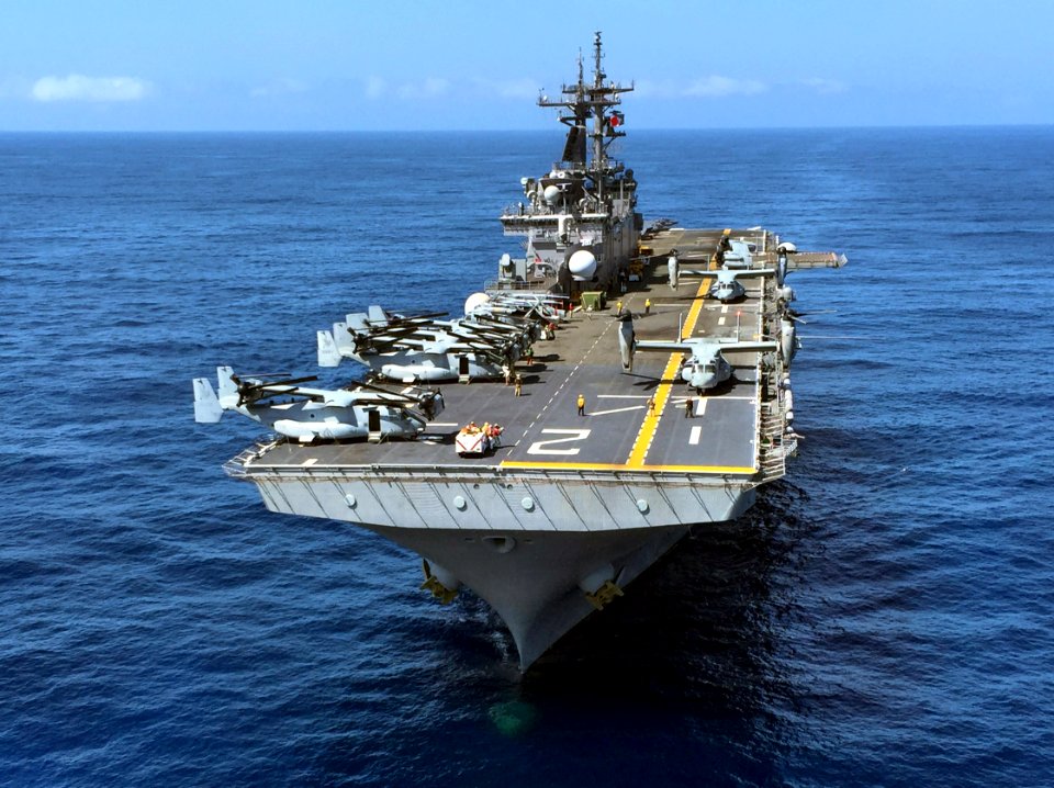 Assault ship USS Essex (LHD 2) transits the Pacific Ocean