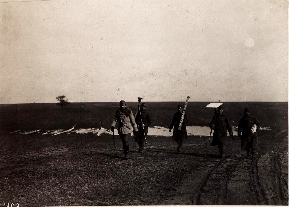 Ass.Löwy auf dem Marsche. (I-III.1918.) K.Vermessg.4. (BildID 15712851)