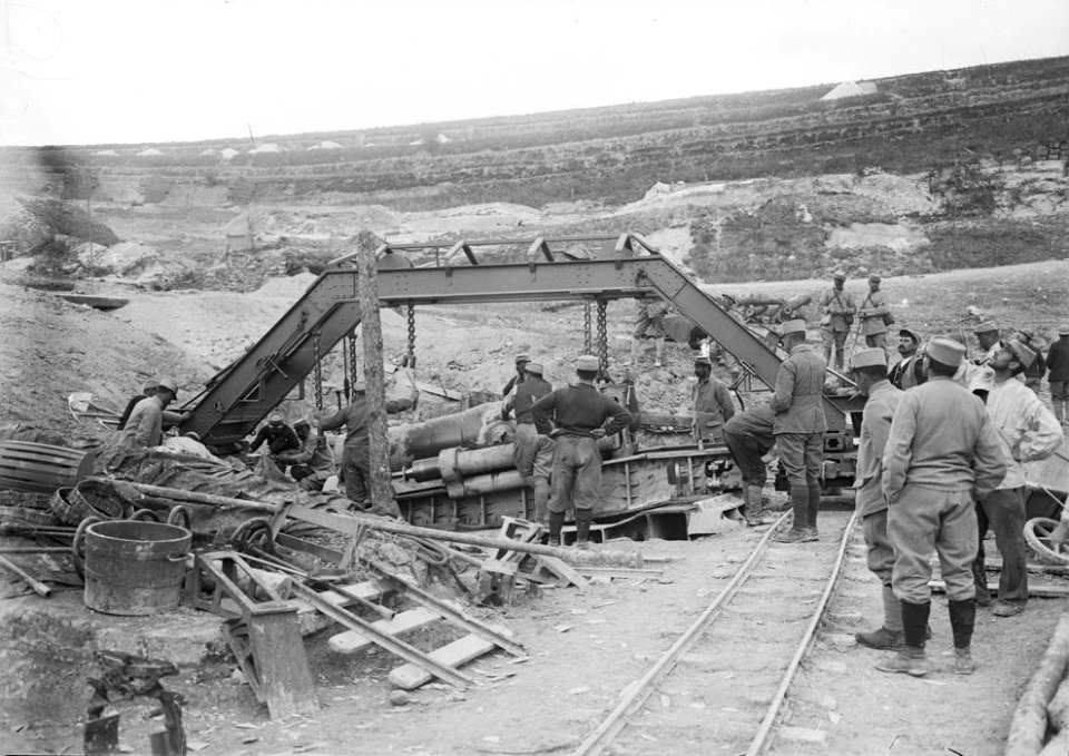 Assembly of a French 370 mm mortar (ECPAD)
