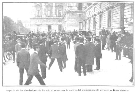 Aspecto de los alrededores de Palacio al conocerse la noticia del alumbramiento de la reina Doña Victoria, de Campúa, Nuevo Mundo, 16-05-1907