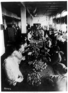 Assembling fuses-Frankford Arsenal, Frankford, Pa. LCCN92500208