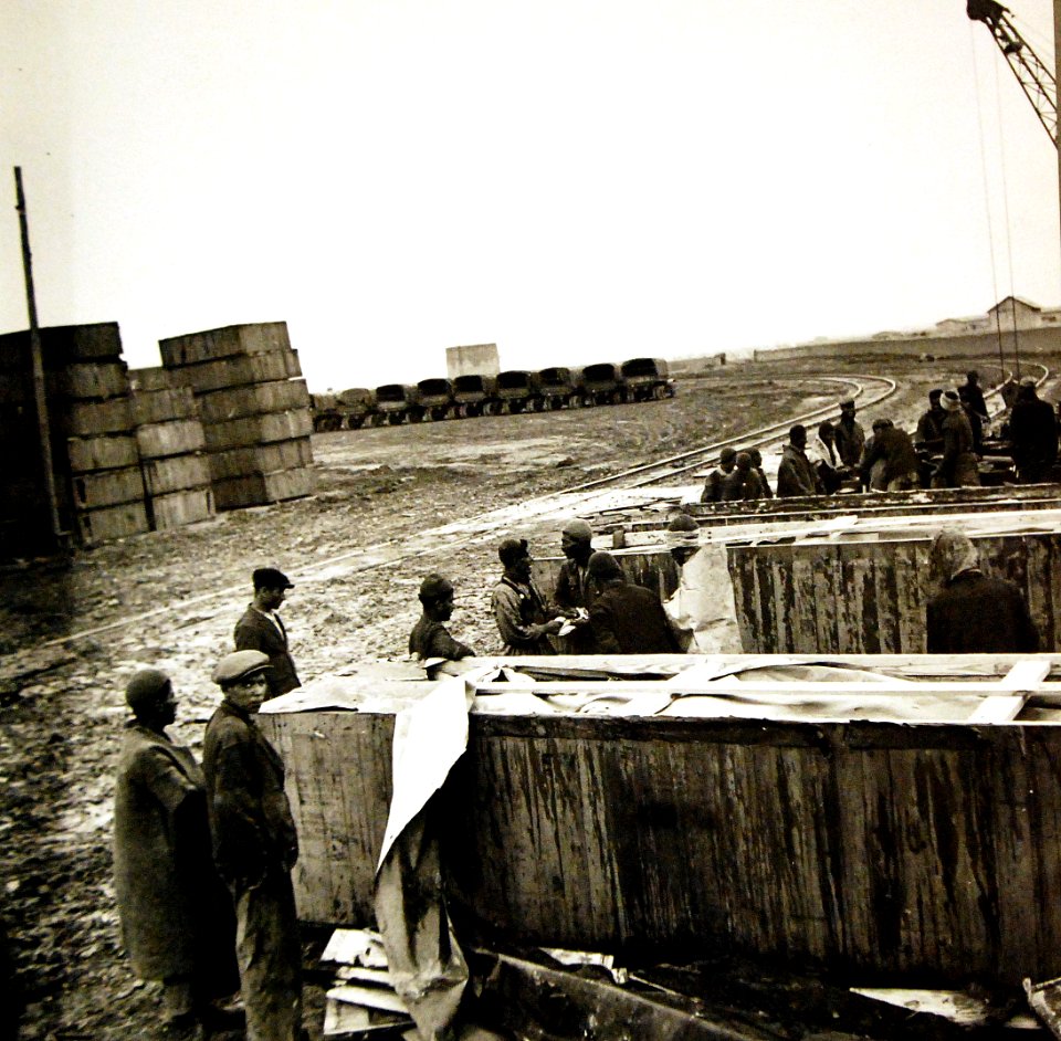 Assembling American trucks destined for Russia somewhere in Iran, 1943 (24502108514)
