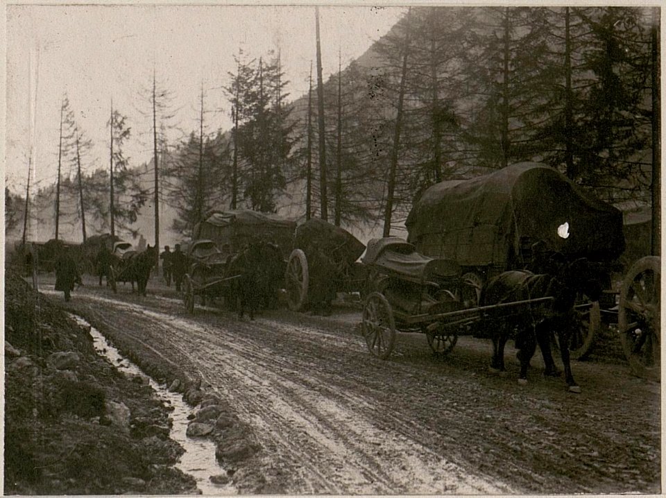 Assatal südliche .Kote 981, Verwundetentransport und 24cm Mörser (BildID 15735180)