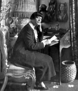 Asta Nielsen in ihrer Berliner Wohnung, 1925, Bildausschnitt