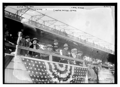 Astor Cup Race - V. Astor, Mrs. Astor, Mayor Mitchel and wife LCCN2014700000