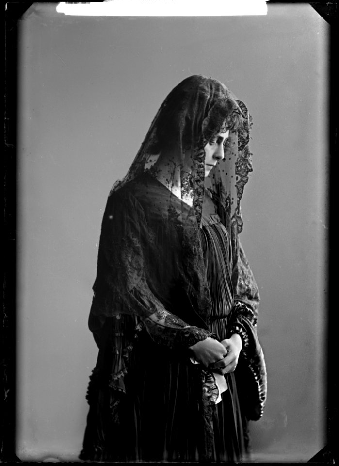 Astri Torsell as Elisabeth in Lågor i dunklet at Svenska teatern 1905 - SMV - GT031