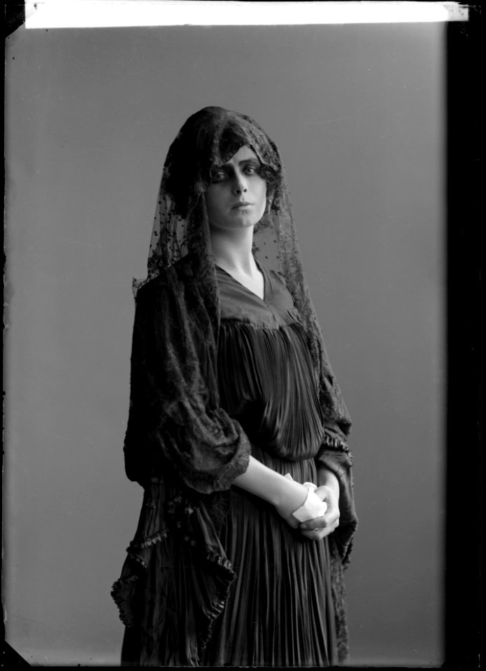 Astri Torsell in Lågor i dunklet at Svenska teatern 1905 - SMV - NT034