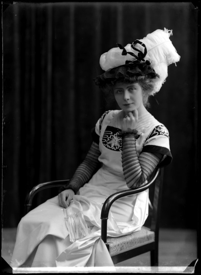 Astri Torsell as Helga Schenk in Skärseld at Dramaten 1908 - SMV - GT038