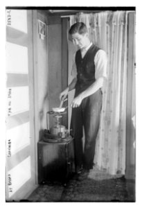 At Broad Channel - the oil stove LCCN2014699781