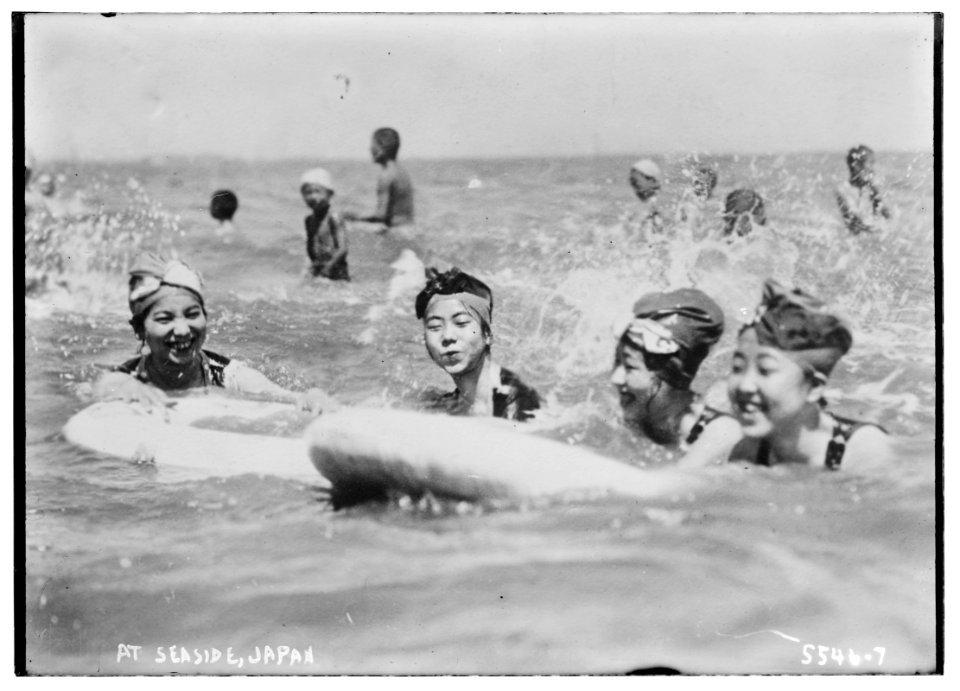 At seaside, Japan LCCN2014713232