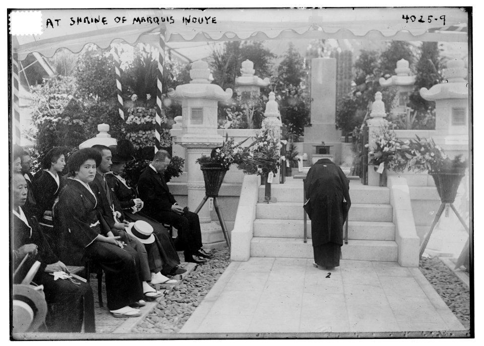 At shrine of Marquis Inouye LCCN2014703006