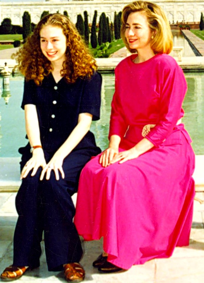 At Taj Mahal 5949524432 ee95b27f25 o (cropped)