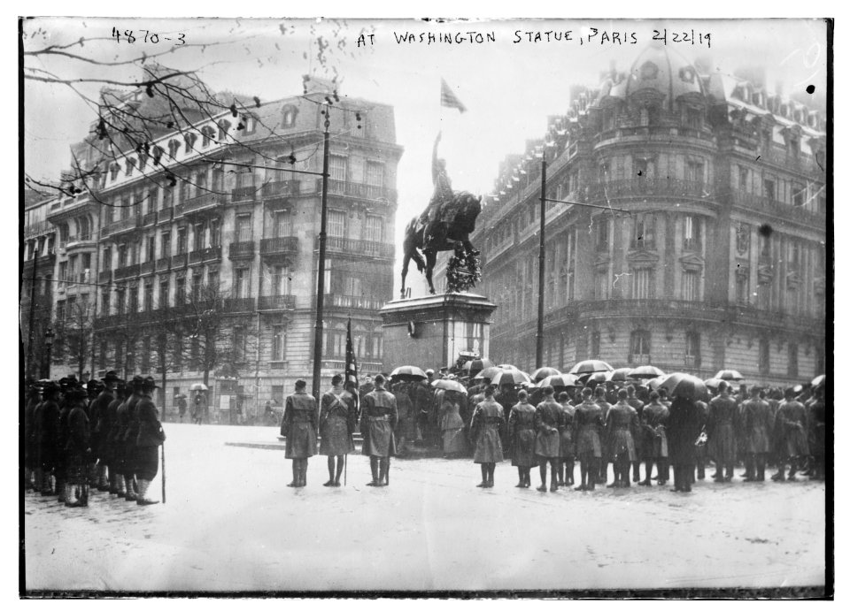 At Washington Statue, Paris LCCN2014708606