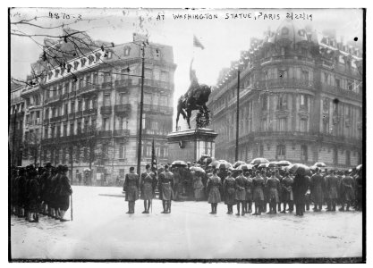 At Washington Statue, Paris LCCN2014708606