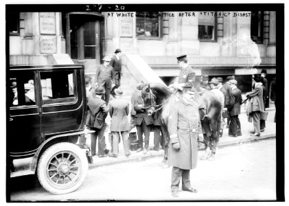 At White Star office after TITANIC disaster LCCN2014690335
