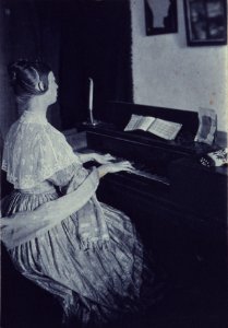 At the spinet - Allen. LCCN2004676249 photo