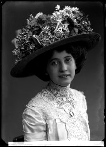 Atania Strandin, dancer, undated portrait - SMV - GS068