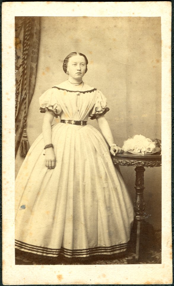 Atelier CDV Cléments Atelier Frankfurt an der Oder Halbe Stadt 19 Großmutter Sasse Krinoline um 1865 Bildseite