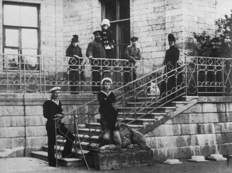 Atelier Nadar - Alexander III. (1845-1894), mit Xenia, Olga, dem Zarewitsch Nikolaj, Georg, Michael und der Zarin Marie (Zeno Fotografie)