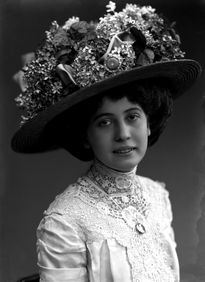 Atania Strandin, dancer, undated portrait - SMV - GS068 (cropped)