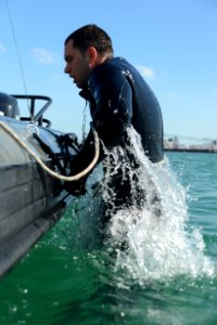 ATFP dive 130205-N-RE144-234