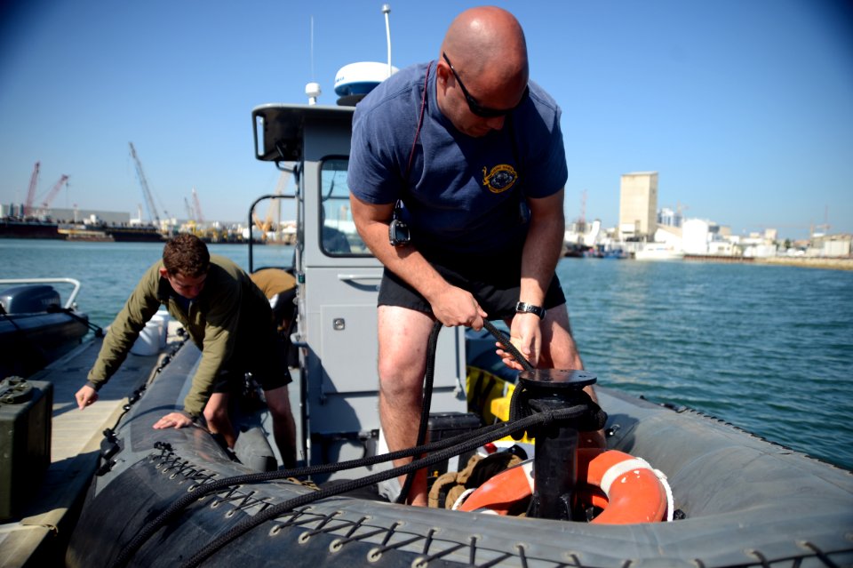 ATFP dive 130205-N-RE144-345